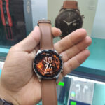 ساعت هوشمند گرین لاین مدل MOB OPTIMIZER WEAR G 508 دارای قابلیت های صفحه نمایش رنگی، صفحه نمایش لمسی، قابلیت مکالمه از طریق بلوتوث، پشتیبانی از زبان فارسی در منو و سیستمعامل بند چرم مصنوعی